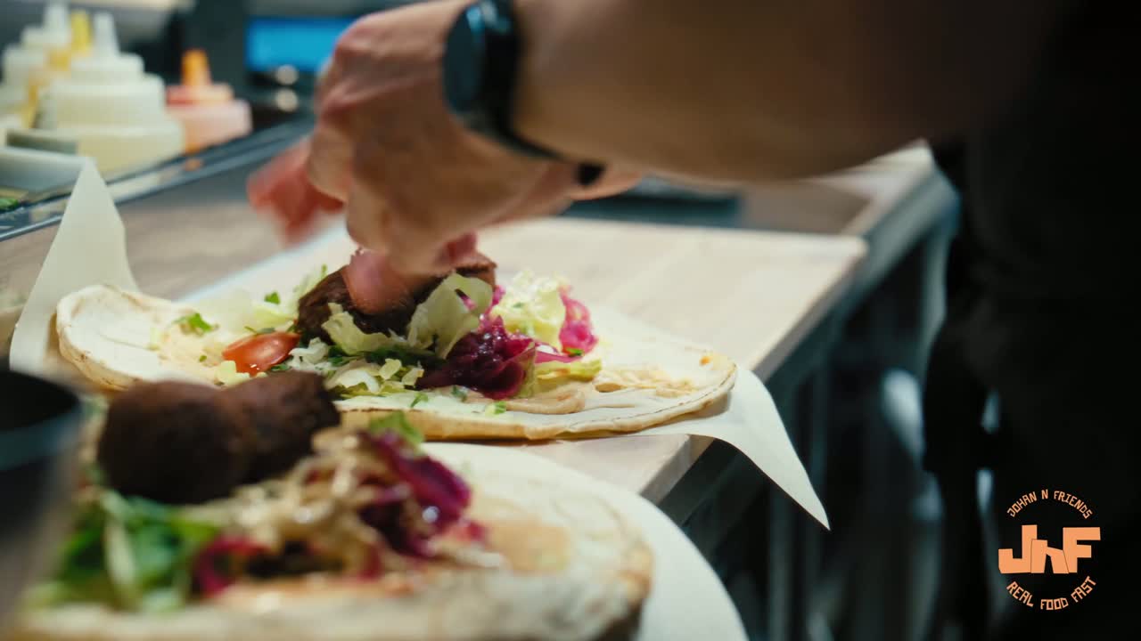 Catering i Karlstad – falafel, rullar och bowls från Johan 'n' Friends redo för leverans till kontoret